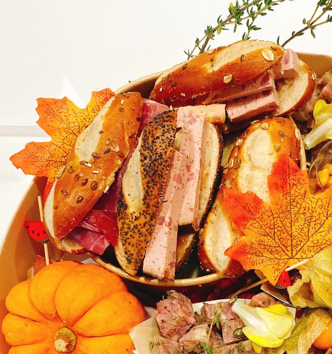 Délicieux plateau de charcuterie qui se mange aussi avec les yeux !!